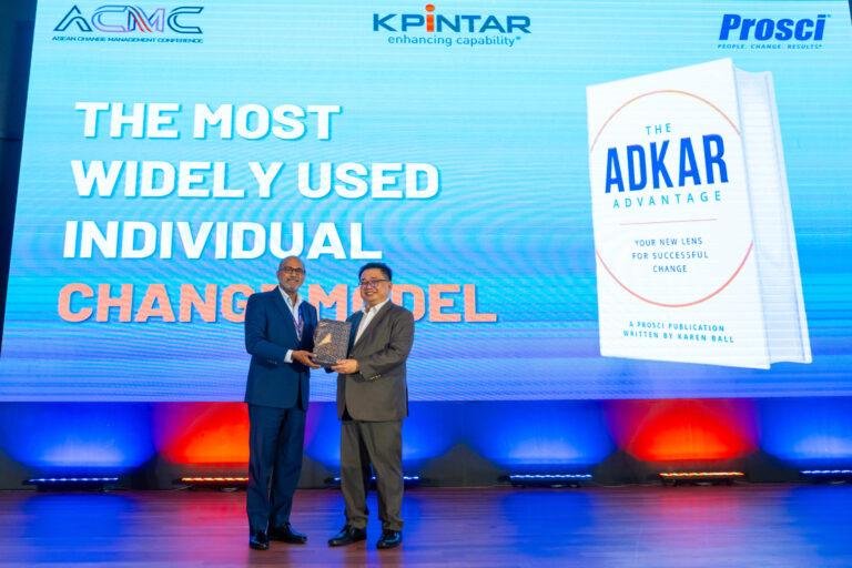 Price Giving for Secretary General Ministry of Digital Fabian Bigar by Ra Thiagaraja CEO of Kpintar